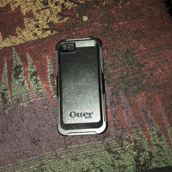 iPhone 5/5s Otterbox Case - Picture 2 of 2